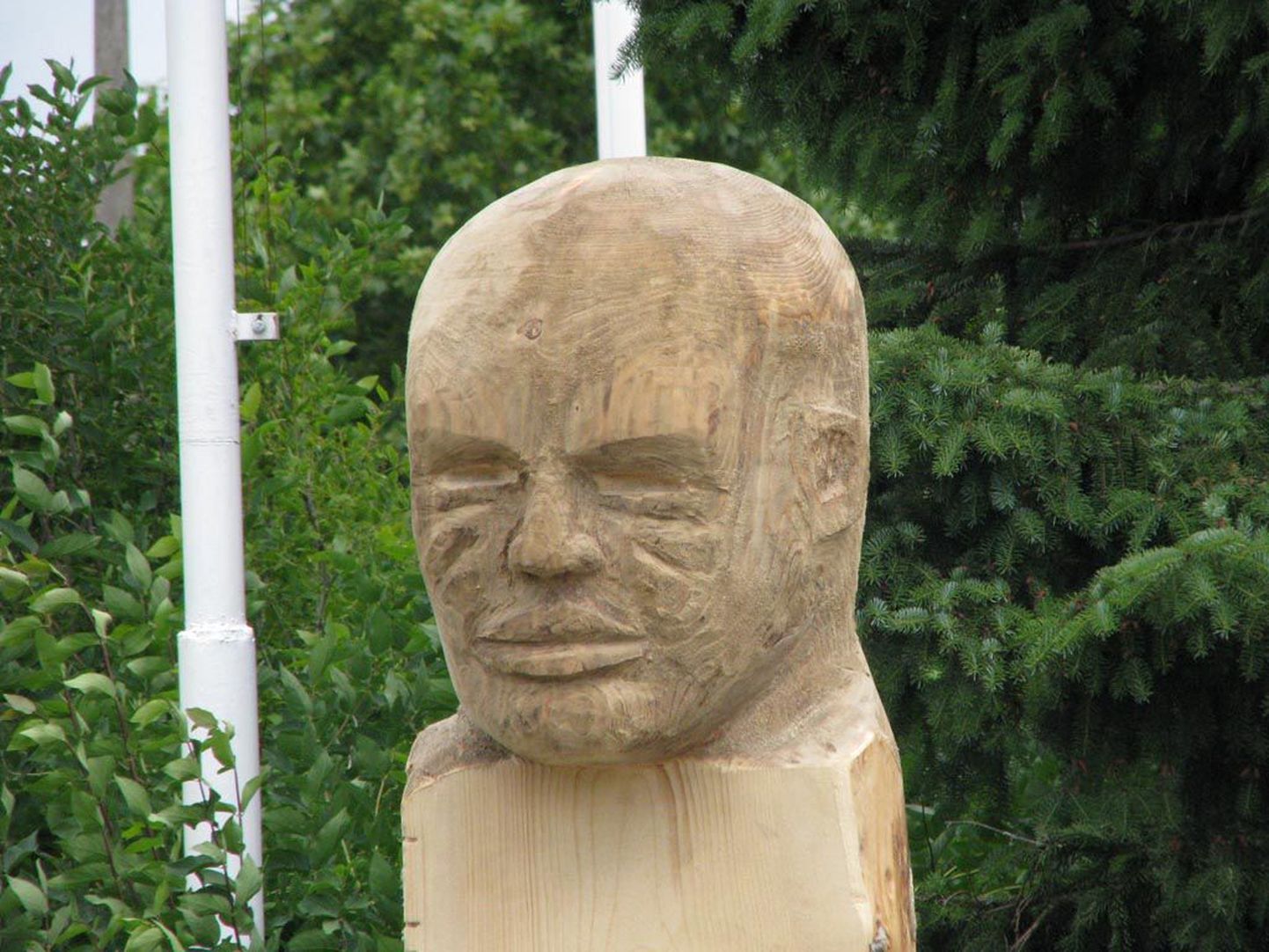 Pärnu 10. skulptuuripäevadel valminud tööd suvepealinnas Vaasa pargis. Rait Pärg valmistas popstaar Seali büsti.
