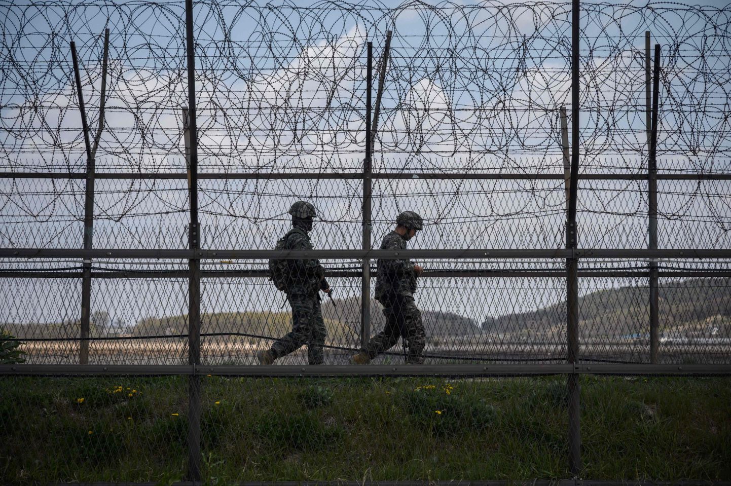 Lõuna-Korea sõdurid patrullimas kaht Koread eraldava demilitariseeritud tsooni piiril.