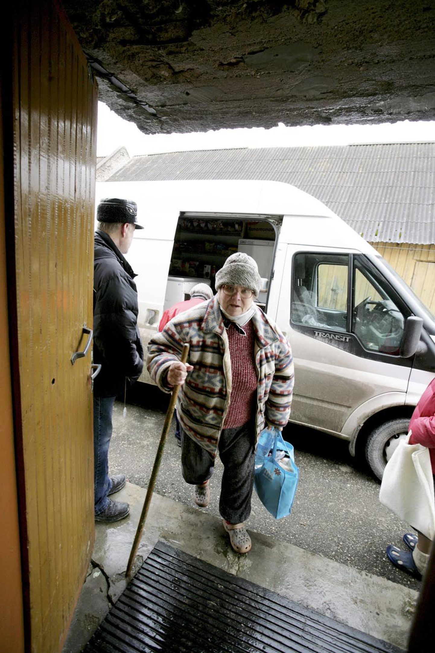 Kepi najal liikuv Liivi Pärn pole haigete jalgade tõttu aastaid poes käinud, kuid otse treppi sõitvast kauplusautost saab ta esmavajaliku toidukraami kätte.