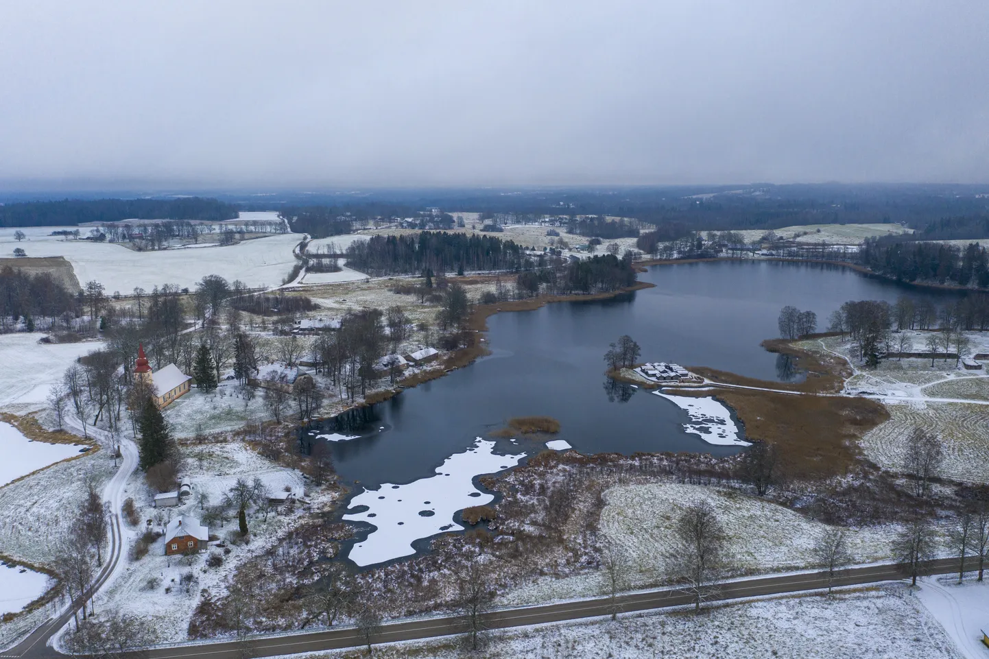 Āraišu ezerpils Arheoloģiskais parks un Āraišu ezers.