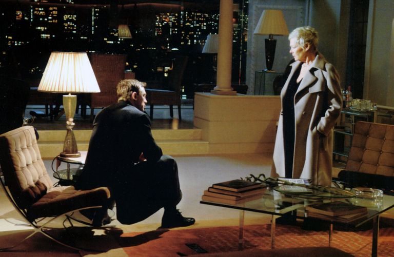 Daniel Craig (James Bond) ja Judi Dench (M) 2006. aasta filmis «Casino Royale»