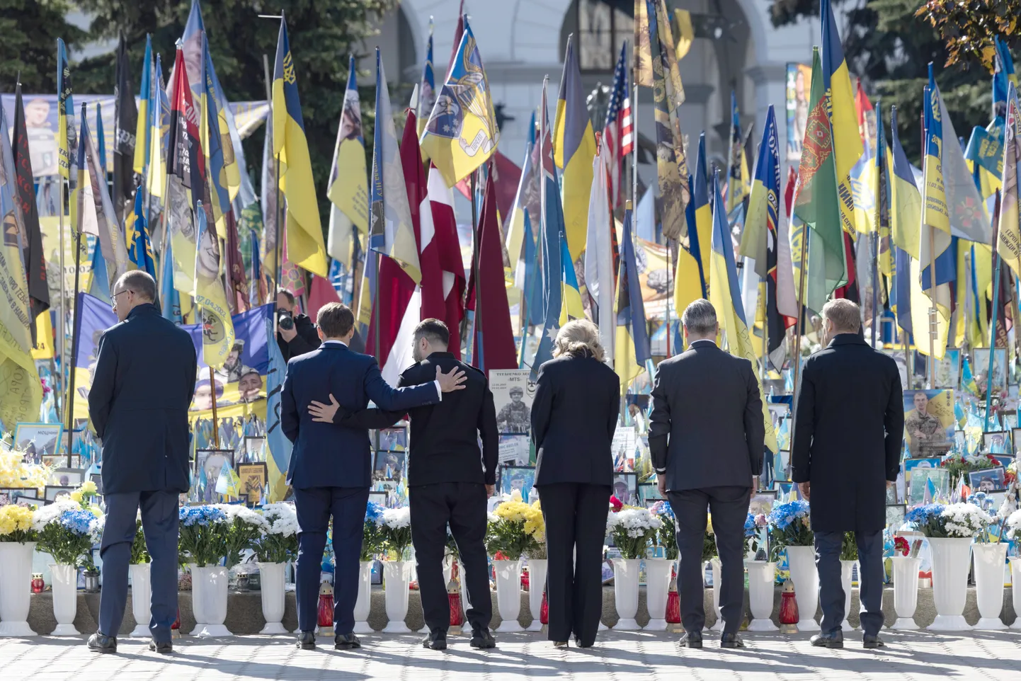 RIIGIJUHID KIIEVIS:  Briti peaminister Keir Starmer, Prantsusmaa president Emmanuel Macron, Saksamaa kantsler Friedrich Merz, Poola peaminister Donald Tusk ja Ukraina president Volodõmõr Zelenskõi osalevad küünalde süütamise tseremoonial Maidani väljakul Ukraina visiidi ajal.