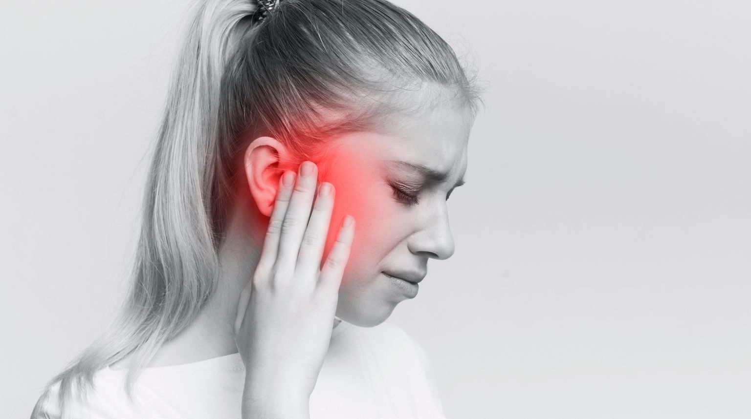 Kõrvapõletikule viitab valu kõrvas.