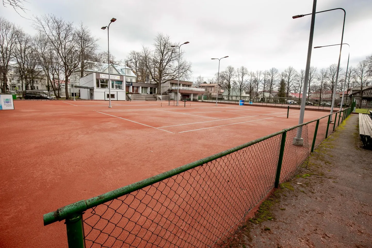 Kesklinna tenniseväljakud talvise lumekatte ootel. Väljakute kohale annab kuplit ette kujutada.