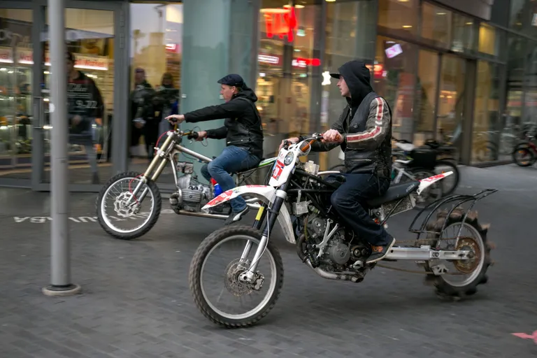 Uue Eesti mängufilmi "Minu näoga onu" Pärnu esilinastusele saabus motoklubi, kes lõi filmis kaasa.