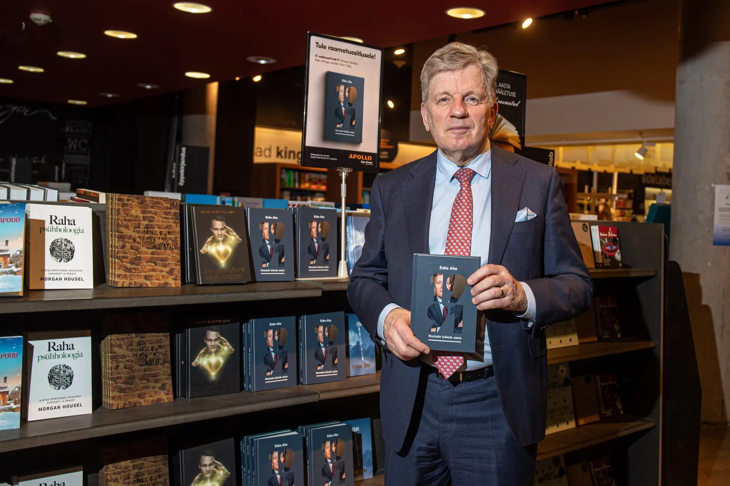 Esko Aho oma raamatuga  «1991. Mustade luikede aasta».