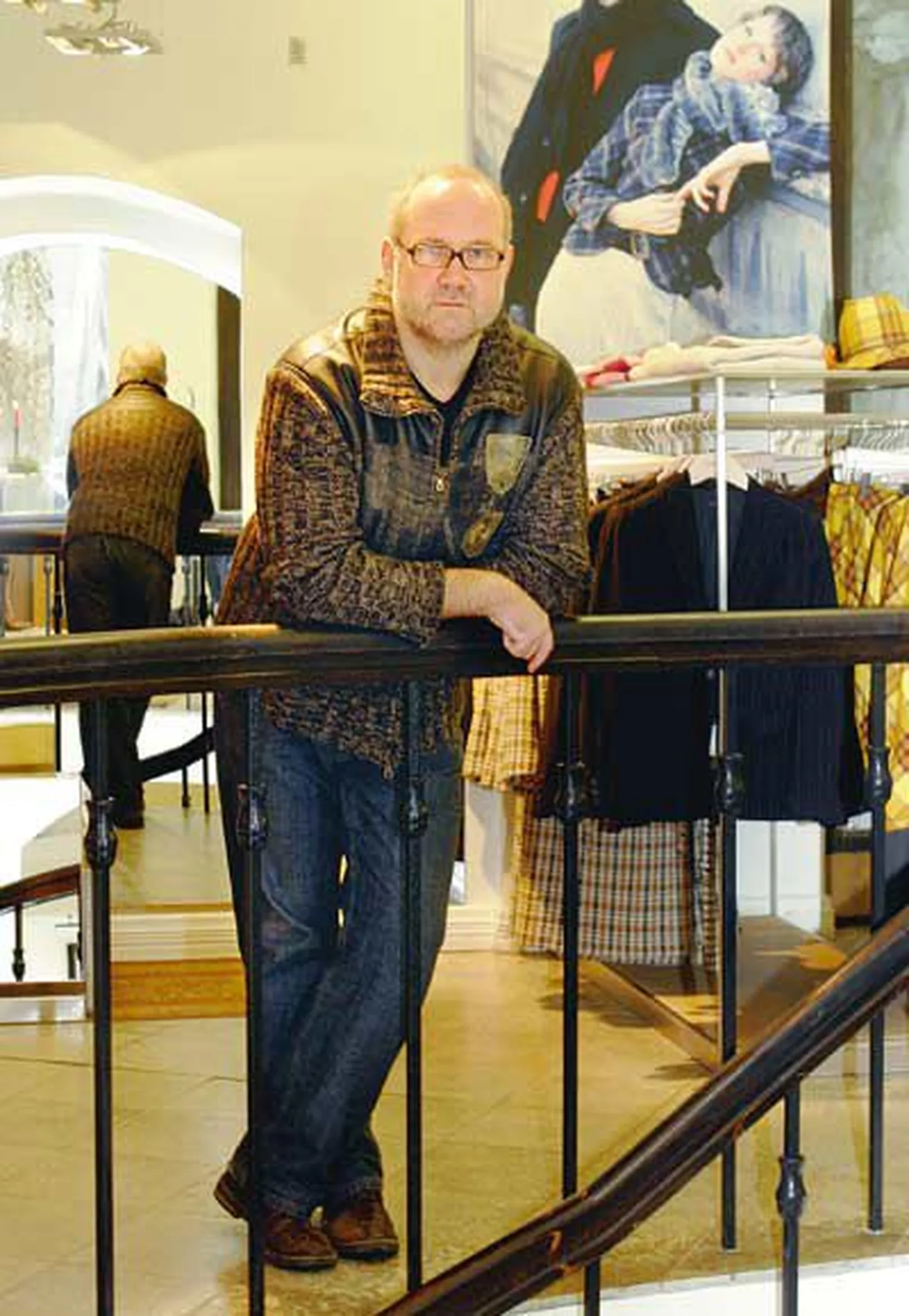 Moekunstnik Ivo Nikkolo väitel ta ise riietusele suurt tähelepanu ei pööra: ostab vähe ja kui juba mingi asja selga paneb, kipub seda ribadeks kandma.