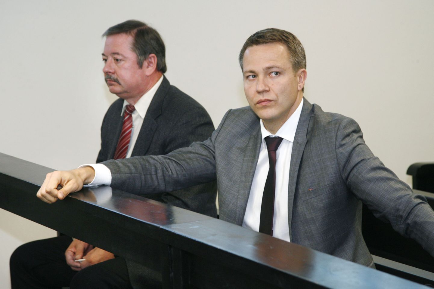 Александр Скоблов (слева) и Янек Кальви на скамье подсудимых.