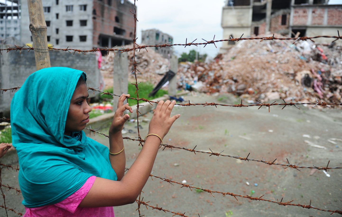 Endine vabrikutööline varingus hävinud Bangladeshi rõivavabriku varemetel
