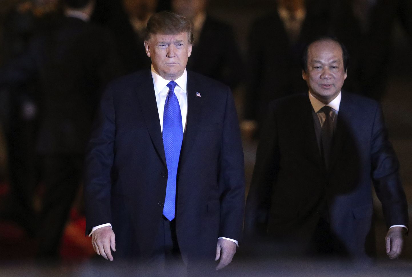 USA president Donald Trump teisipäeval Vietnami pealinna Hanoi Noi Bai lennujaamas.