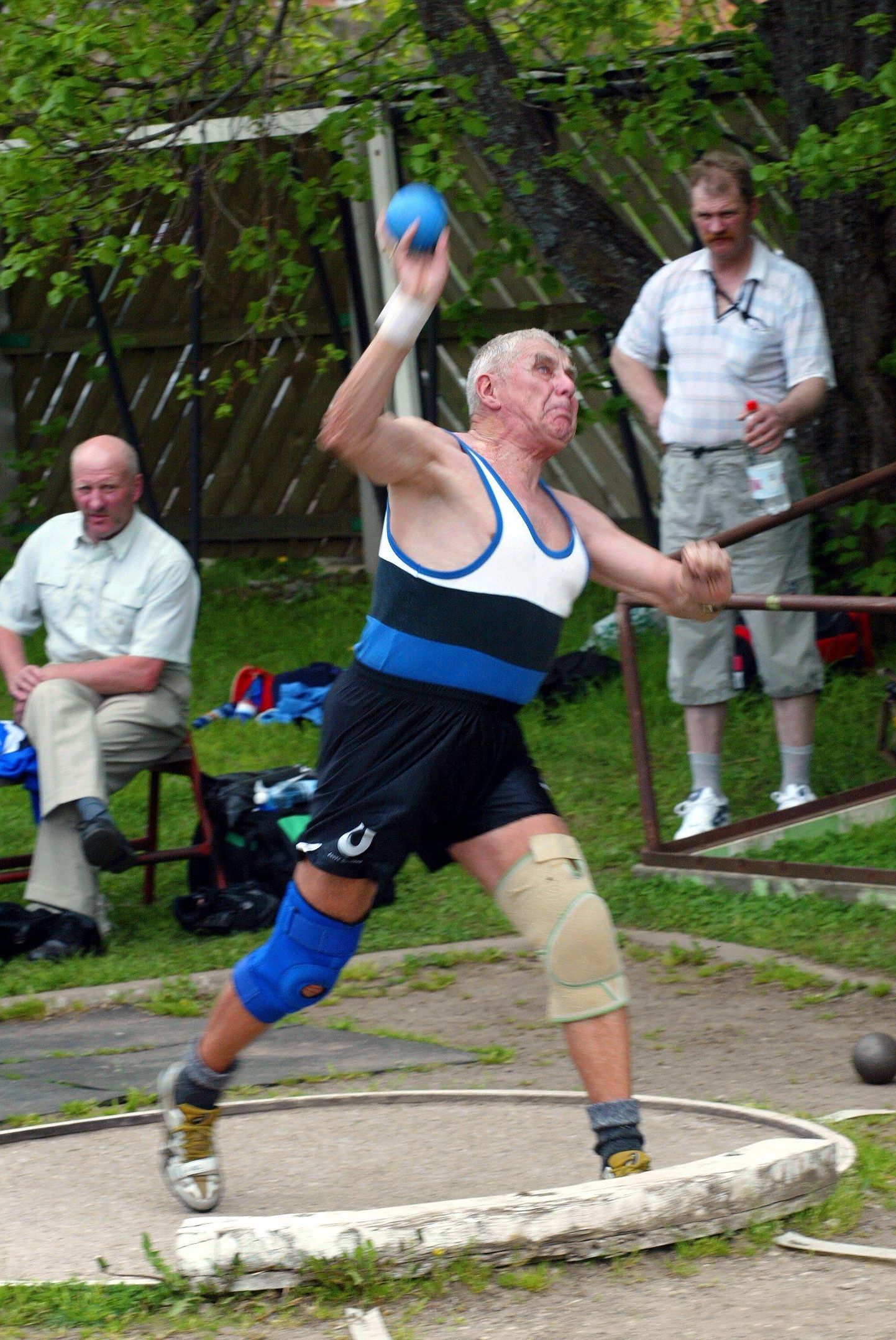 Sellel 2005. aasta fotol tõukab 74-aastane Meinhard Kirm ­kuuli Sakala mängudel, esindades Suure-Jaanit.