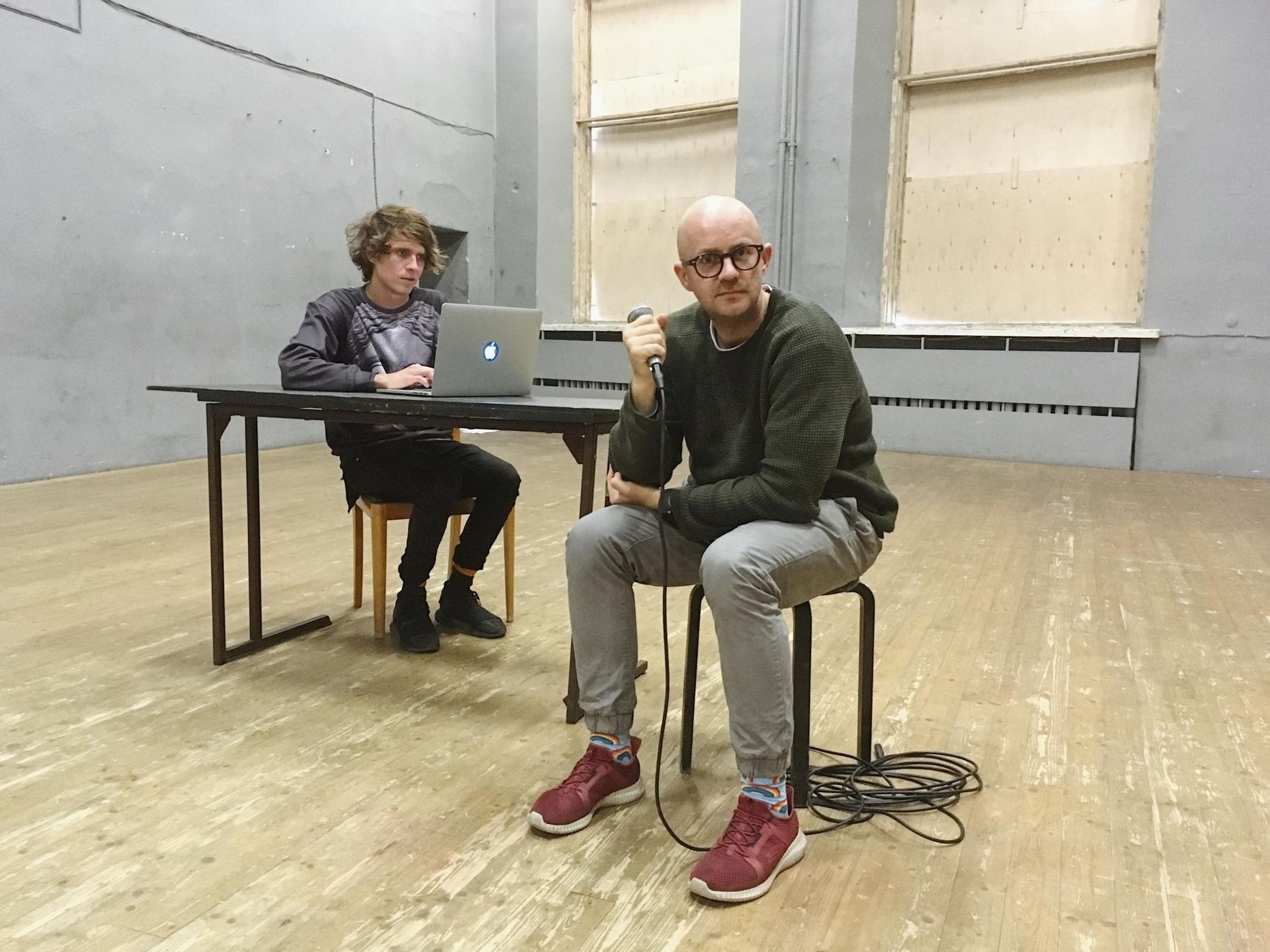 Henri Hütt (vasakult) ja Veiko Tubin tegid pildi endast publikukutsungite lavastuse proovis.