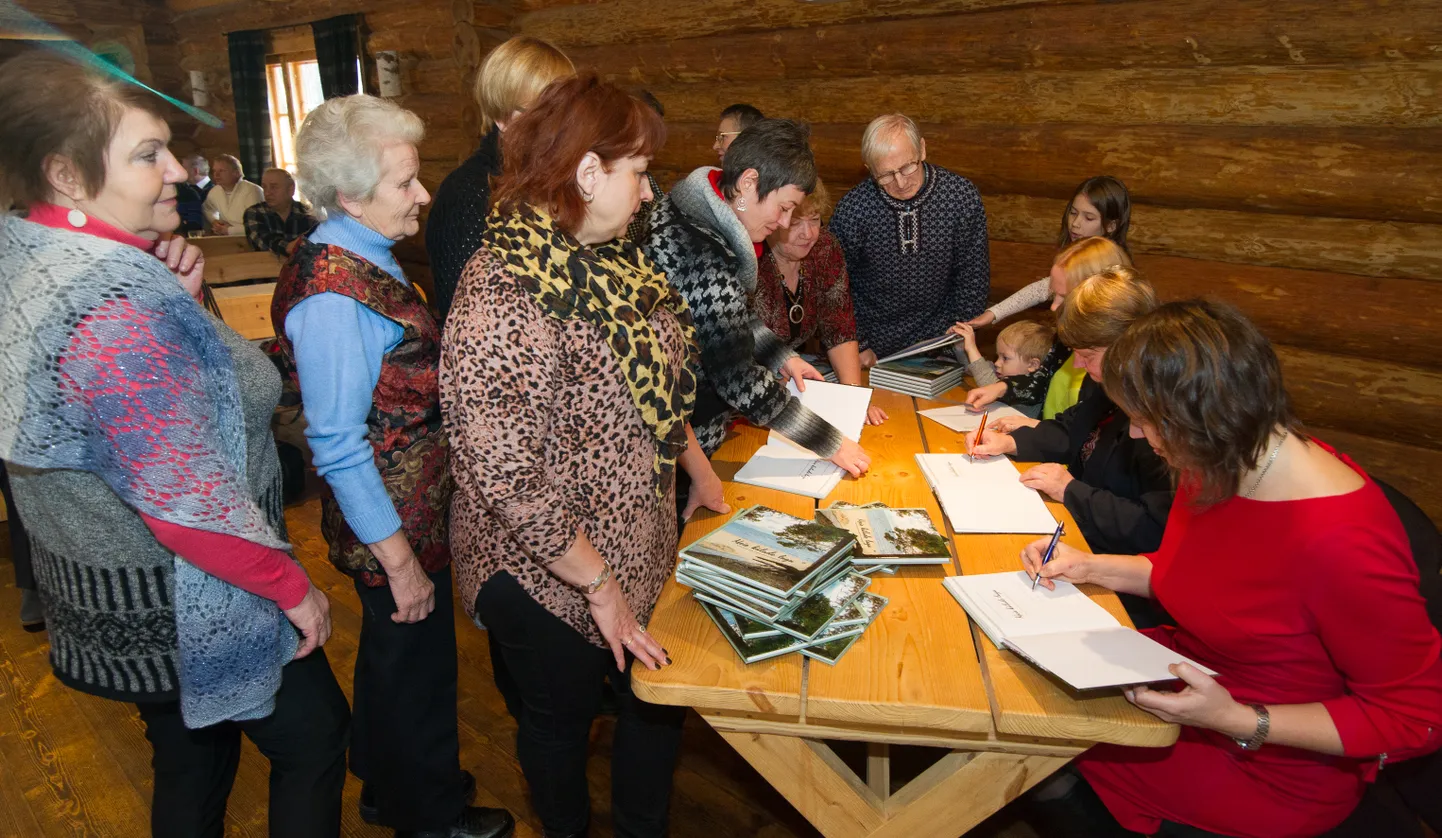 2016. aastal andis külaselts välja Kauksi ja Kuru ajalooraamatu. Kaks naabrit lähevad koos ka aasta küla konkursile.