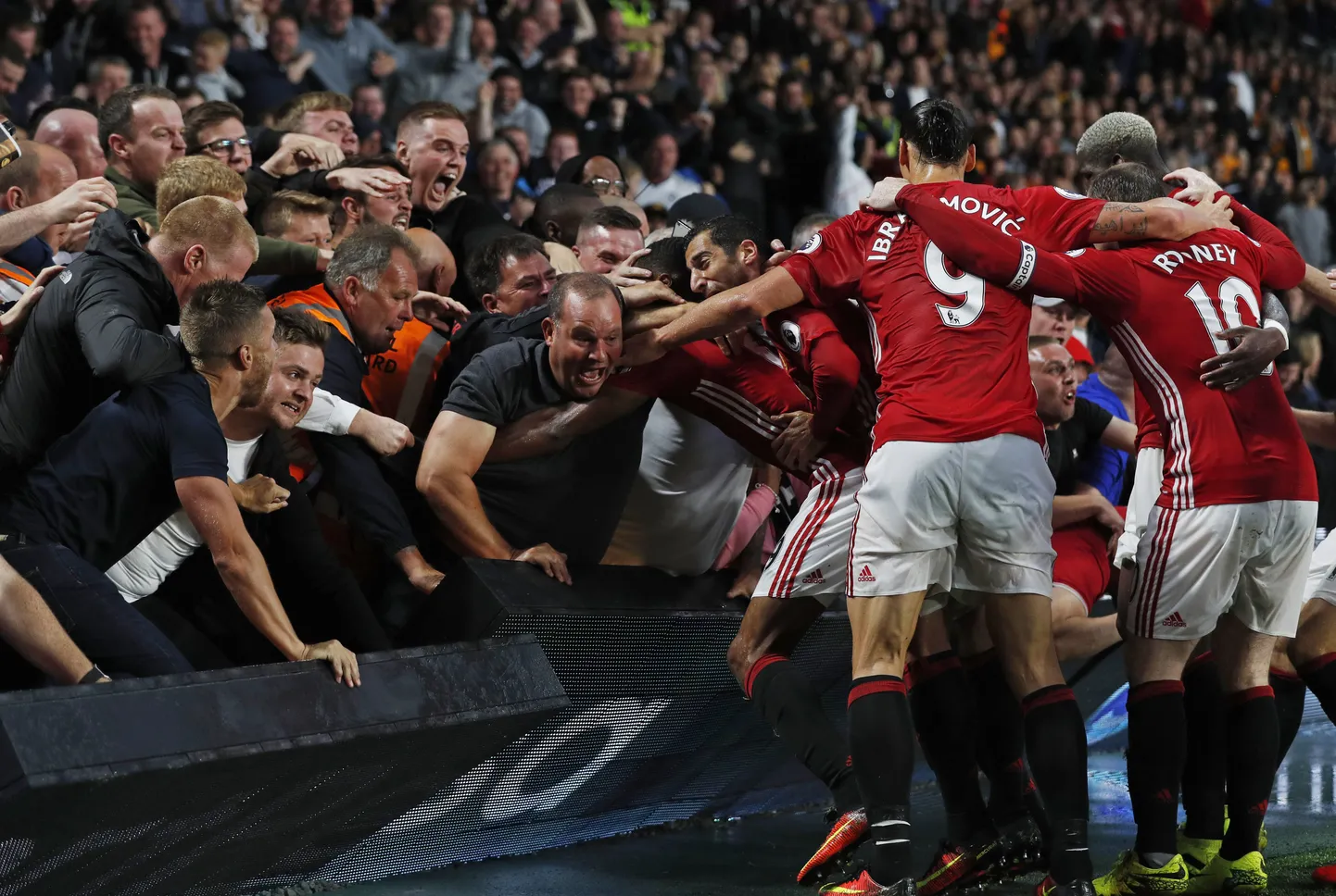 Manchester United võiduväravat tähistamas
