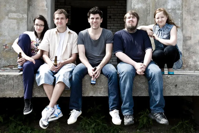 Stand-up koomikud Elen Veenpere, Sander Õigus, Louis Zeeran, Karl-Alari Varma ja Janika Maidle aastal 2013.