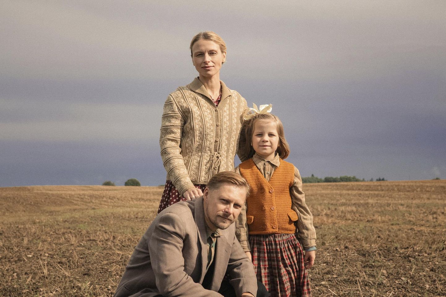 Väike Leelo Tungal (Helena Maria Reisner) koos ema (Eva Koldits) ja isaga (Tambet Tuisk).