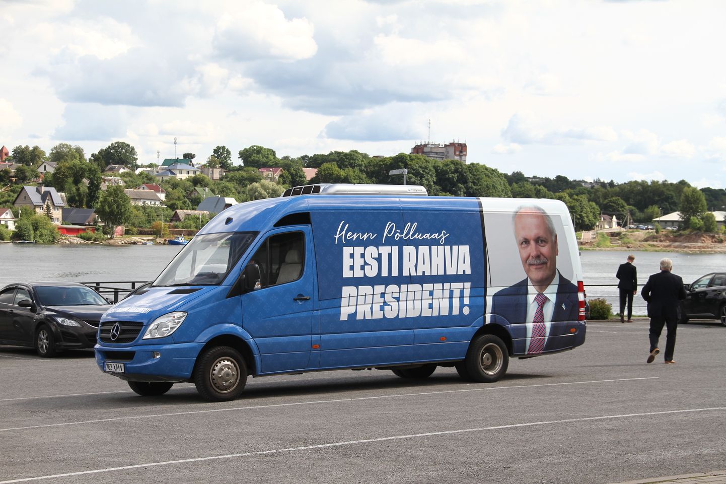 Автобус, на котором Хенн Пыллуаас совершает предвыборное турне по Эстонии.