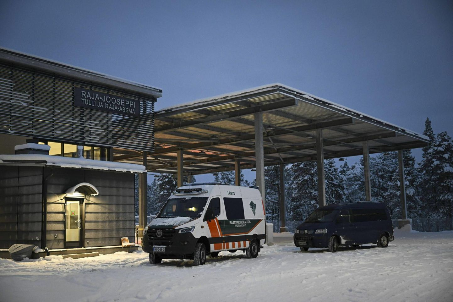 Raja-Jooseppi piiripunkt Venemaa ja Soome piiril suleti eile pärastlõunal. Tegu oli viimase avatud piiriületuspunktiga kahe riigi vahel. 