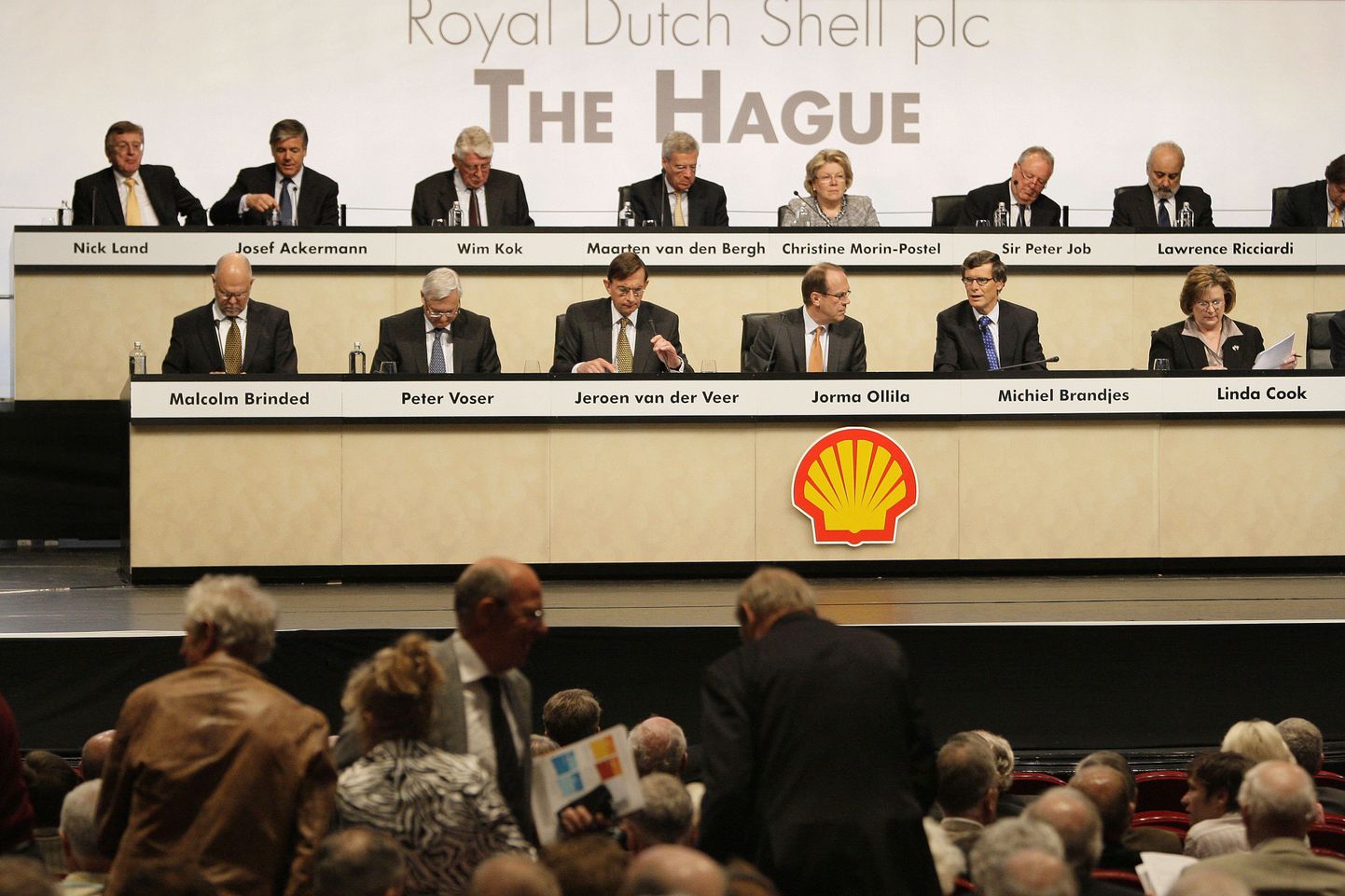 Shelli juhatuse liikmed aktsionäride üldkoosolekul Haagis.