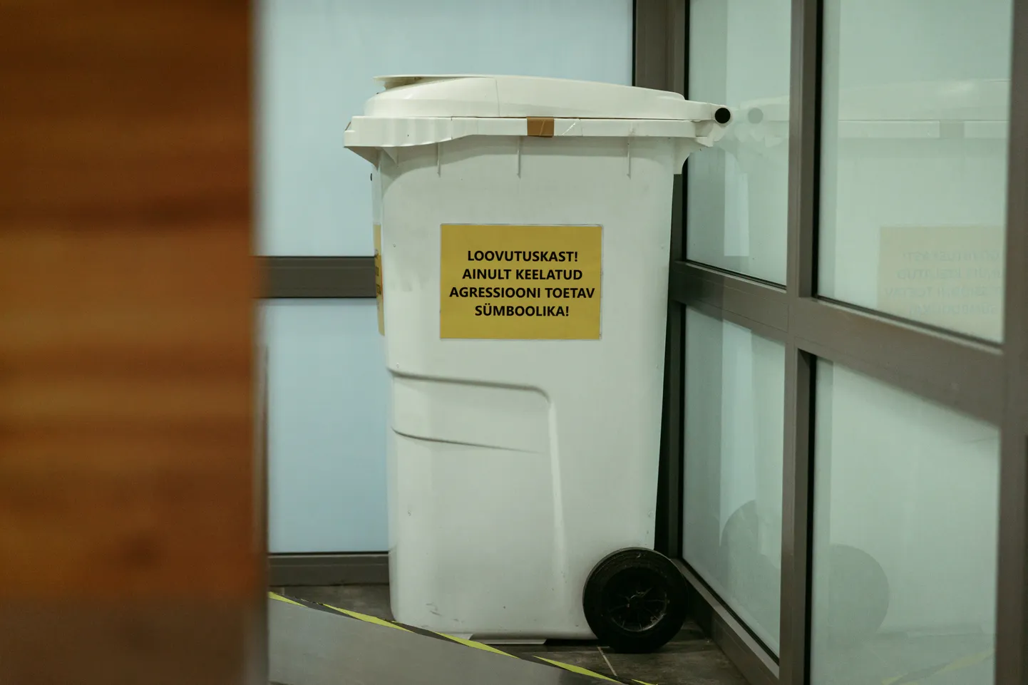 На Нарвском погранпункте есть специальный контейнер для выбрасывания вещей с запрещенной символикой и всяких георгиевских лент.