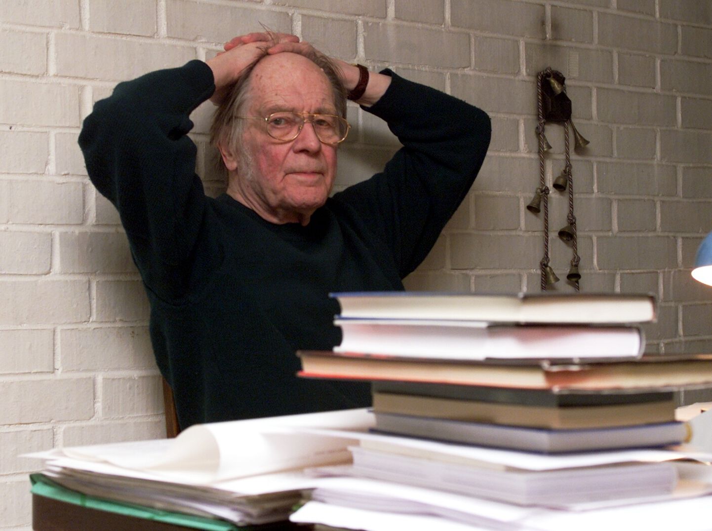 Kirjanik Jaan Kross 1999. aastal oma kodus töötamas.