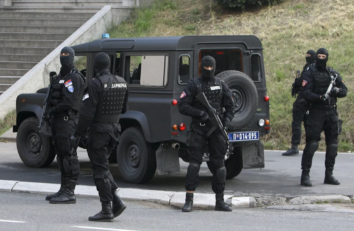 Serbia sandarmid täna Belgradi erikohtu ees.