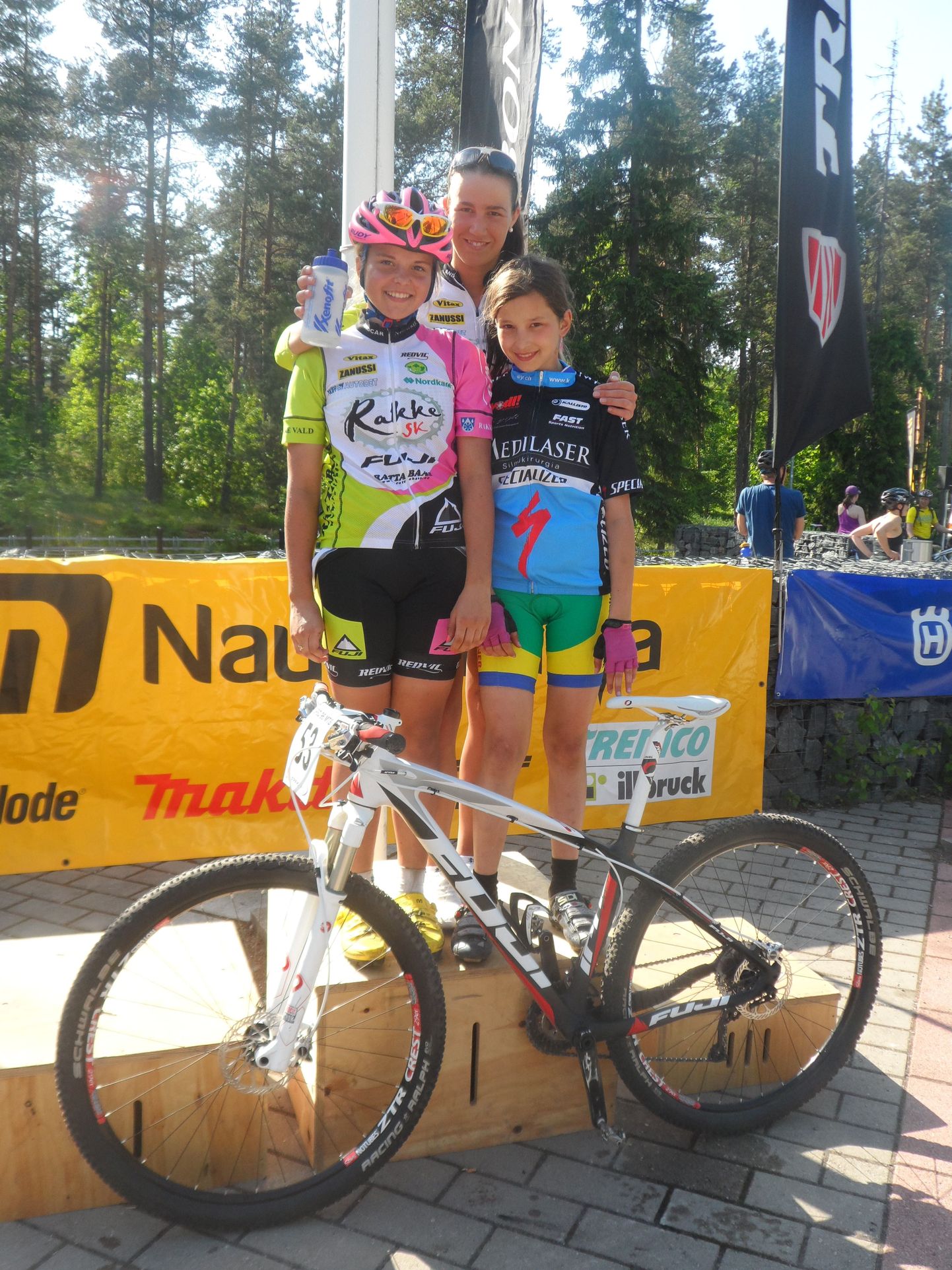 Esikoha võitnud rattaneiud Merili Sirvel (vasakul), Greete Steinburg ja Anet Sirvel.