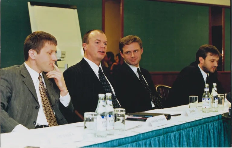 Hansapanga ja Hoiupanga ühinemise pressikonverents. Vasakult: Hannes Tamjärv ja Jüri Mõis (Hansapank), Aare Kilp ja Priit Haller (Hoiupank).