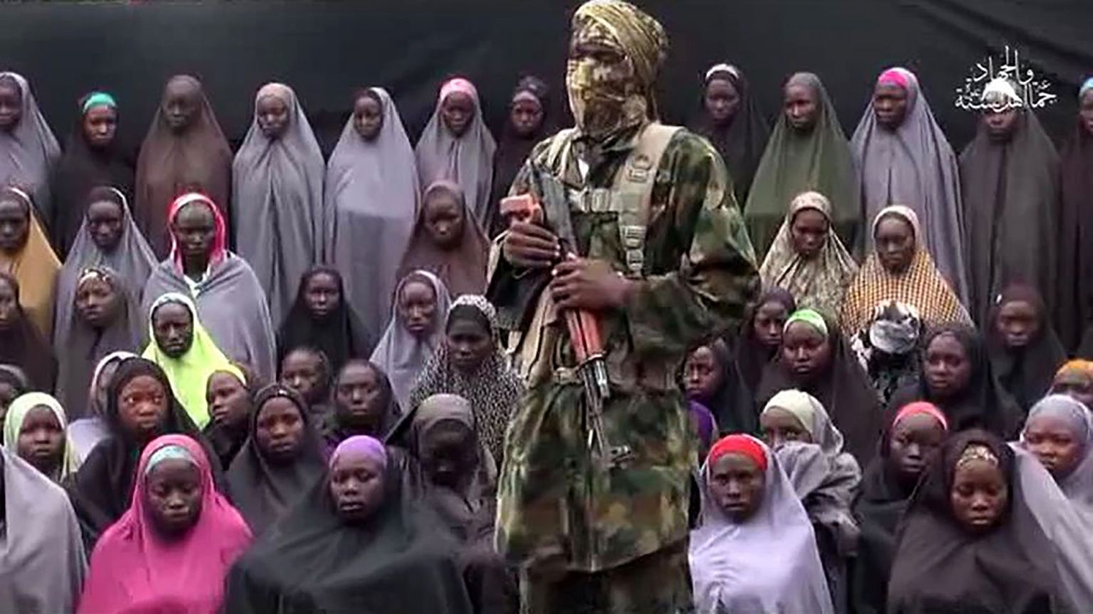 Boko Harami võitleja röövitud koolitüdrukutega.