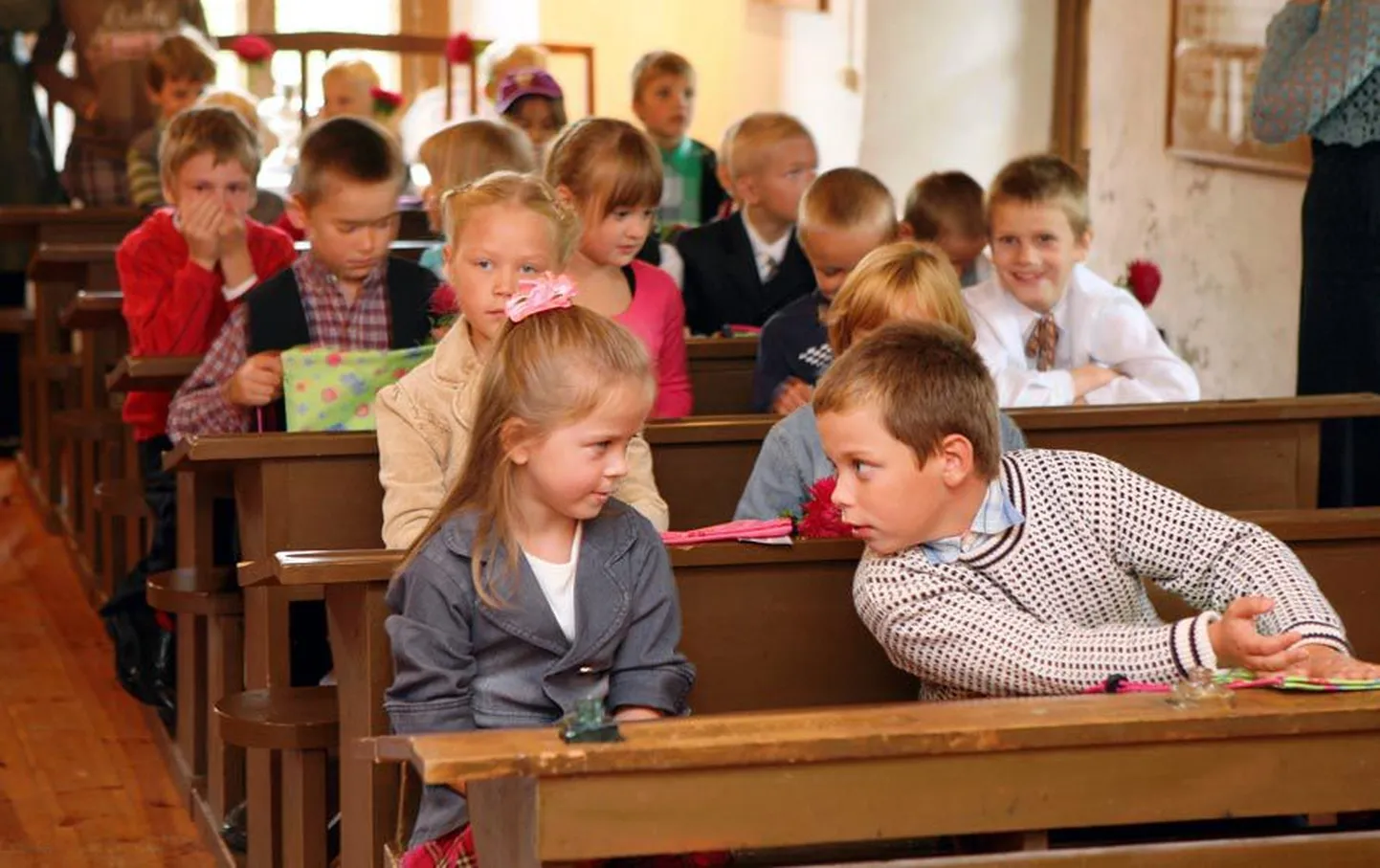 Pärsti vallas esimesse klassi minevatel lastel oli esimene koolitund eile Heimtali muuseumi vanaaegses klassiruumis.
