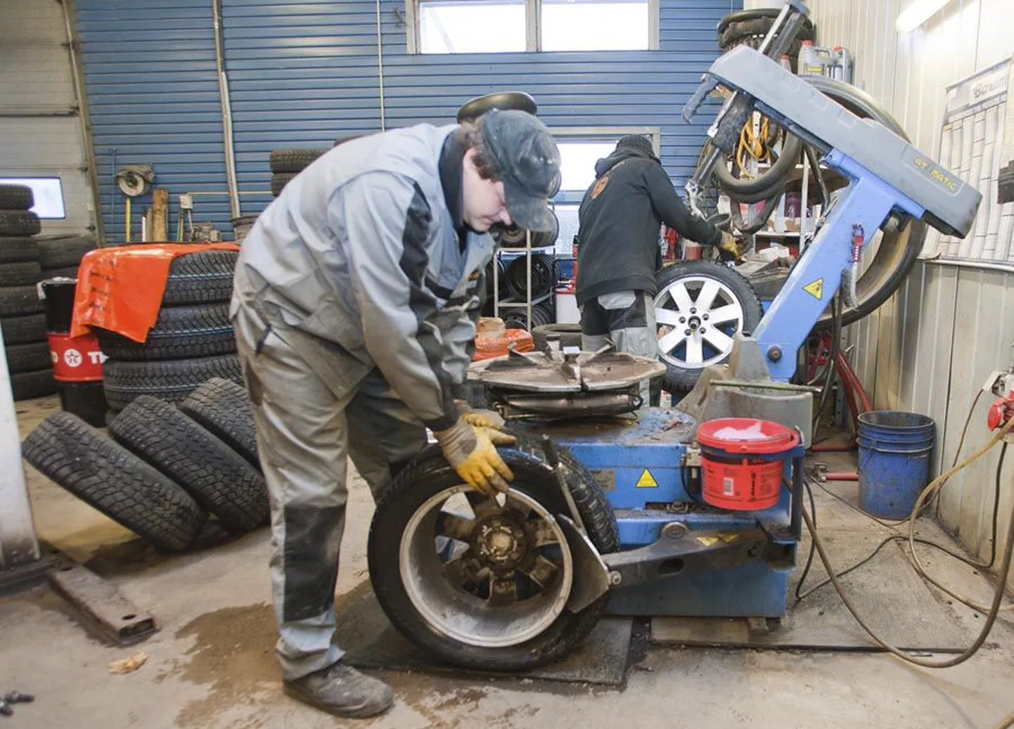 Kolmapäeval oli Vana-Võidu autokeskuses sellele sügisele omaselt rahulik. Rehvivahetuses oli korraga kaks autot.