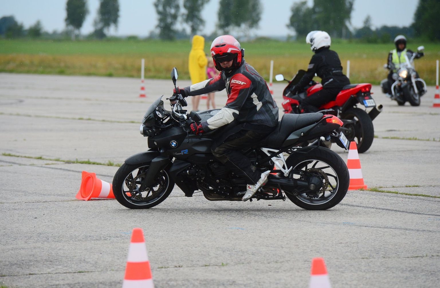 Motohundi klubi ratturid tegid teisipäeval Raadi lennuväljal vigursõidutrenni, et lihvida sõiduoskusi, mida läheb tarvis triatlonivõistluste turvamisel ja teenindava personali transpordil.