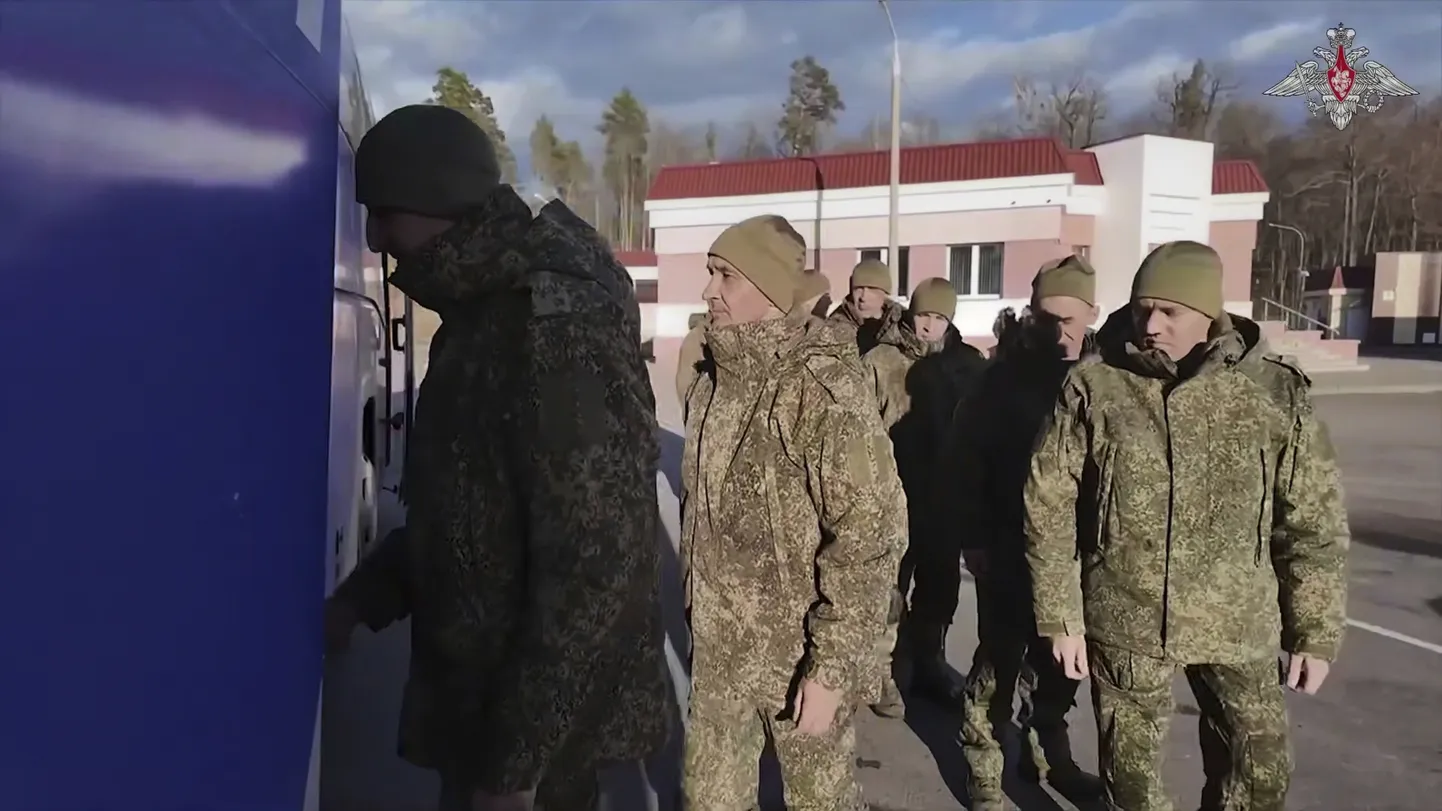 Väljavõte Vene kaitseministeeriumi videost, milles on näha Ukrainas sõjavangis olnud Vene sõdureid astumas bussi pärast vangide vahetust 19. märtsil 2025. aastal.