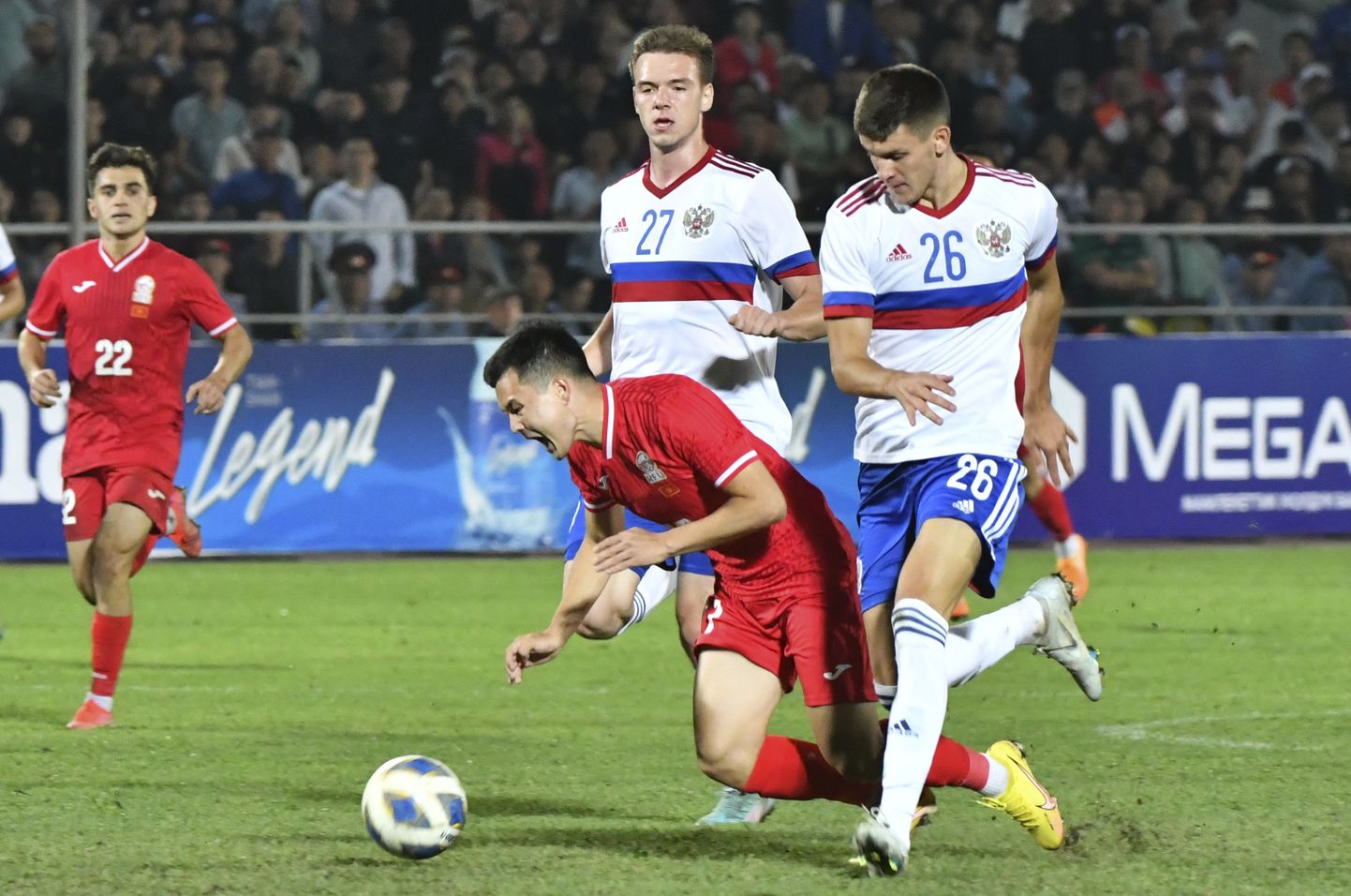 Venemaa jalgpallikoondis (valgetes vormides) viib end Aasia tasemega juba kurssi. 24. septembril ehk täpselt seitse kuud pärast sõja algust mängiti Biškekis Kõrgõzstaniga ja võideti 2:1.