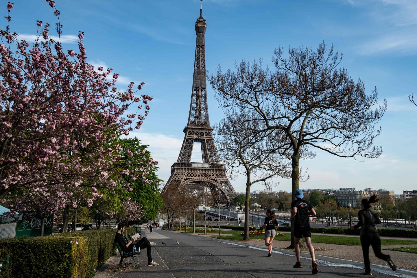 Jooksjad Pariisi Eiffeli torni juures