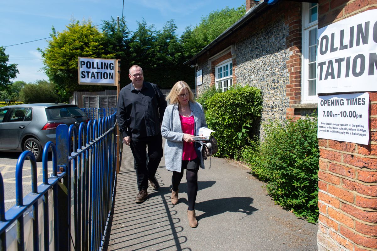 Избиратели Великобритании прибывают в Бромли, недалеко от Лондона, на последние европейские выборы в стране в мае 2019 года.
