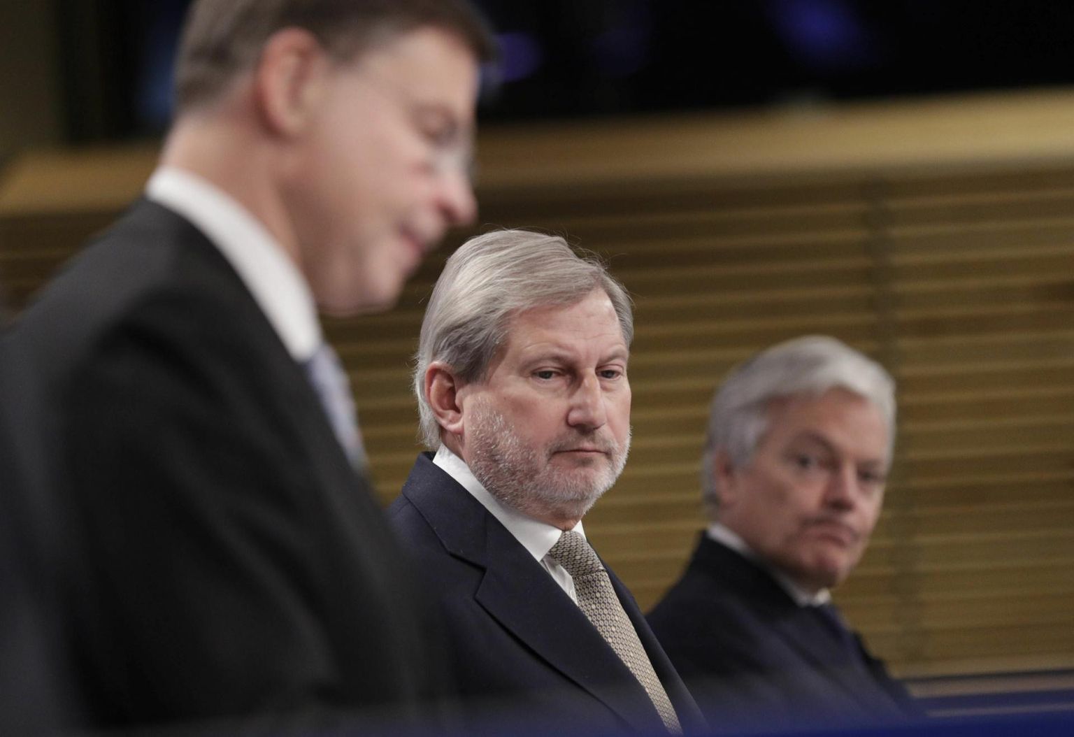 Euroopa Komisjoni volinikud Valdis Dombrovskis, Johannes Hahn ja Didier Reynders Ungari olukorda hindaval pressikonverentsil, 30. november 2022.