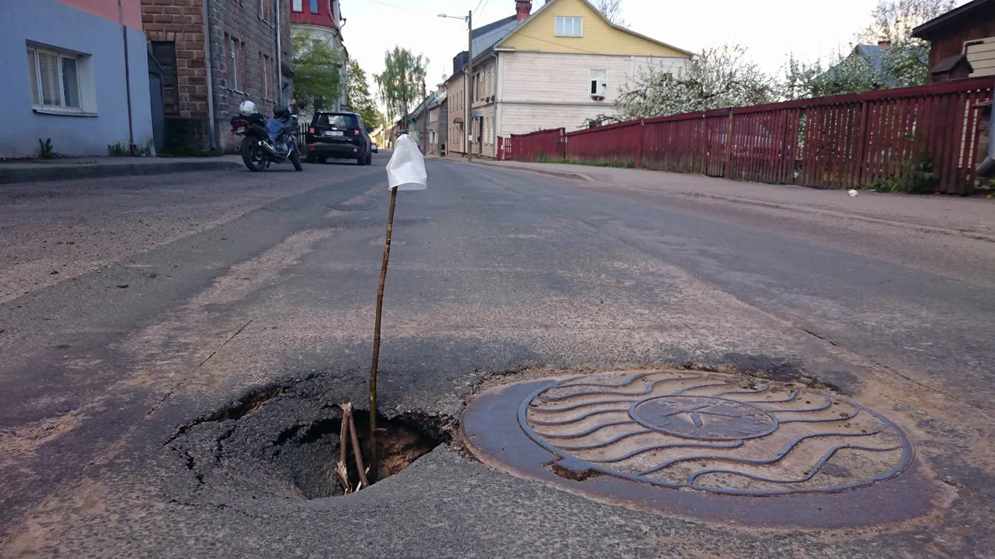 Tähtvere tänavas haigutab suur auk.