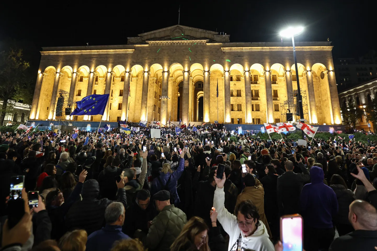 Gruusia protestijad parlamendihoone ees Tbilisis.