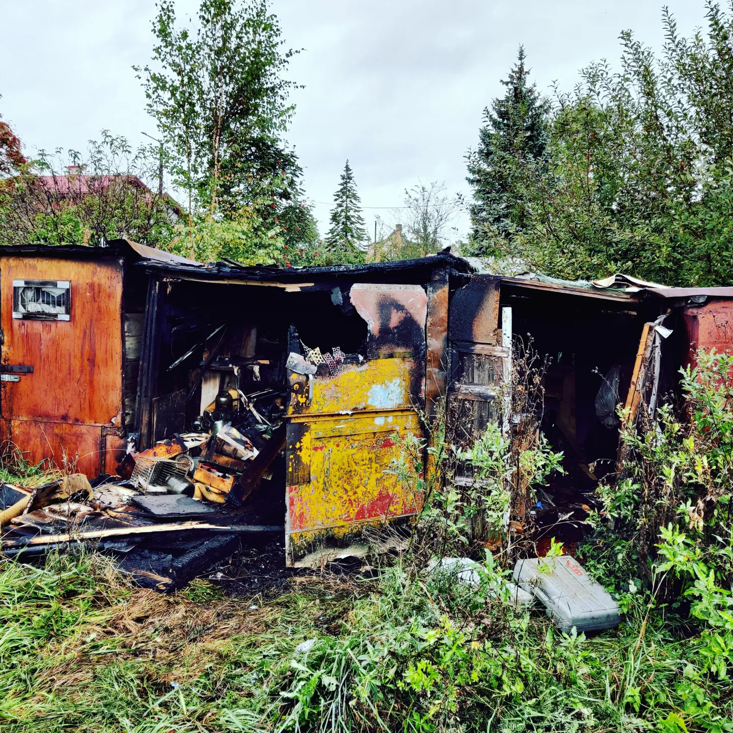 В четверг среди дня в промышленном районе Ропка снова загорелся старый гараж, полный мусора.