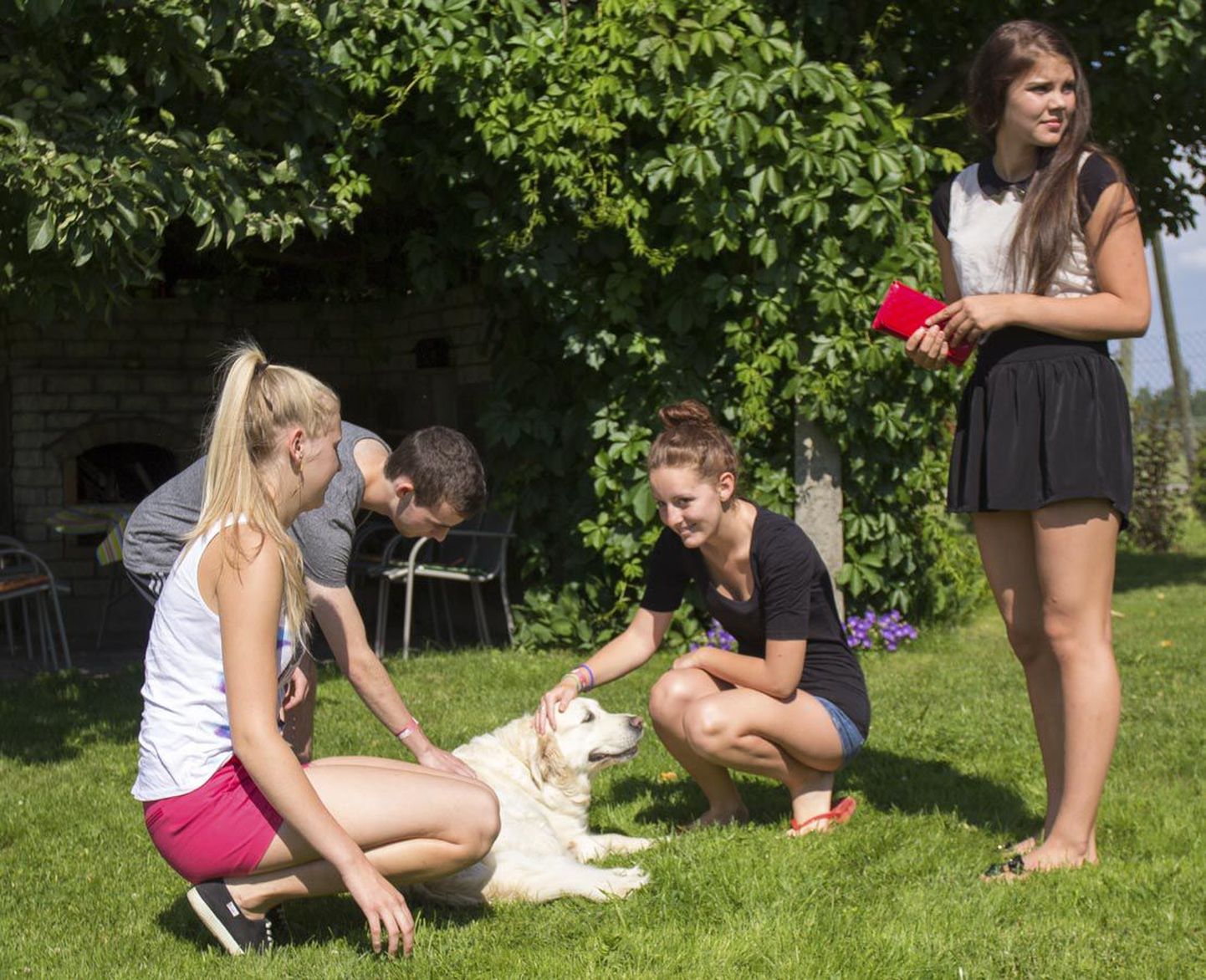 Anna-Grete Arak (vasakult), Jacob Christensen, Nicole Testa ja Hanna-Liina Tirgo mängivad Arakute koera Lottaga.
