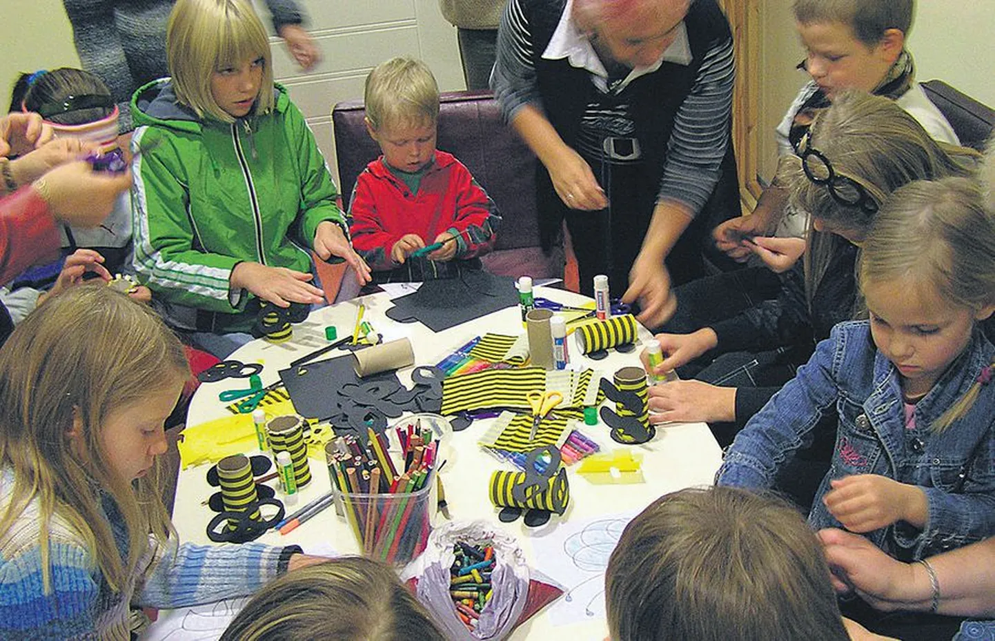 Meefestivalil saavad lapsed oskajate juhendamisel meisterdada endale päevateemalisi esemeid.