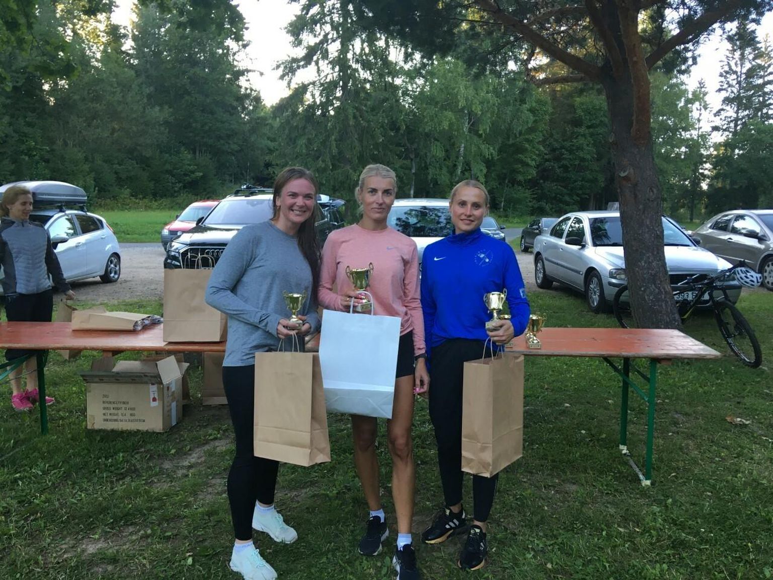 Naiste esikolmik: kolmanda koha omanik Külliki Laines (vasakult), võitja Marit Hiiemaa ja teiseks tulnud Oksana Virolainen.