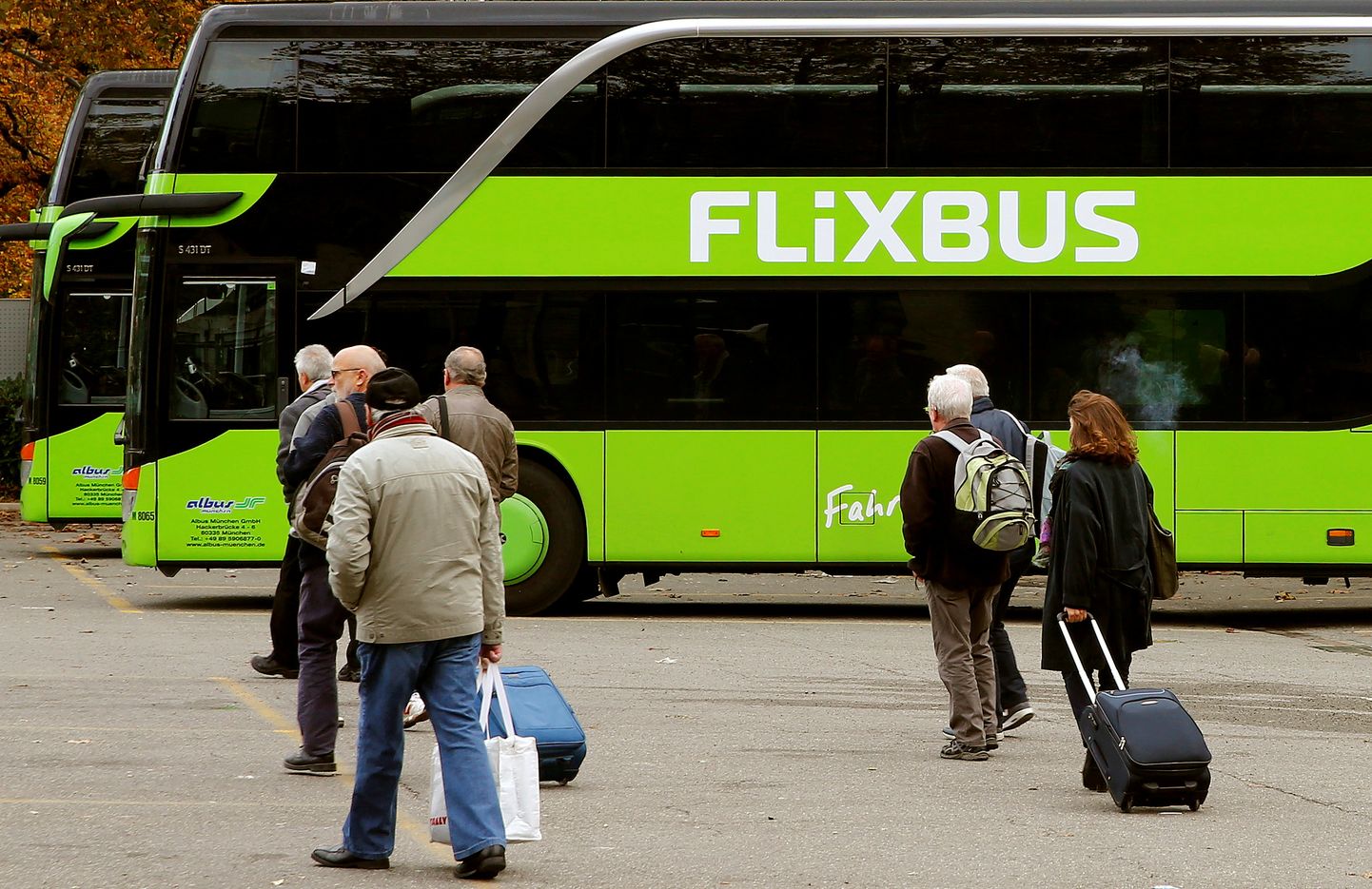 Reisijad jalutamas Flixbusi bussi Zürichis.