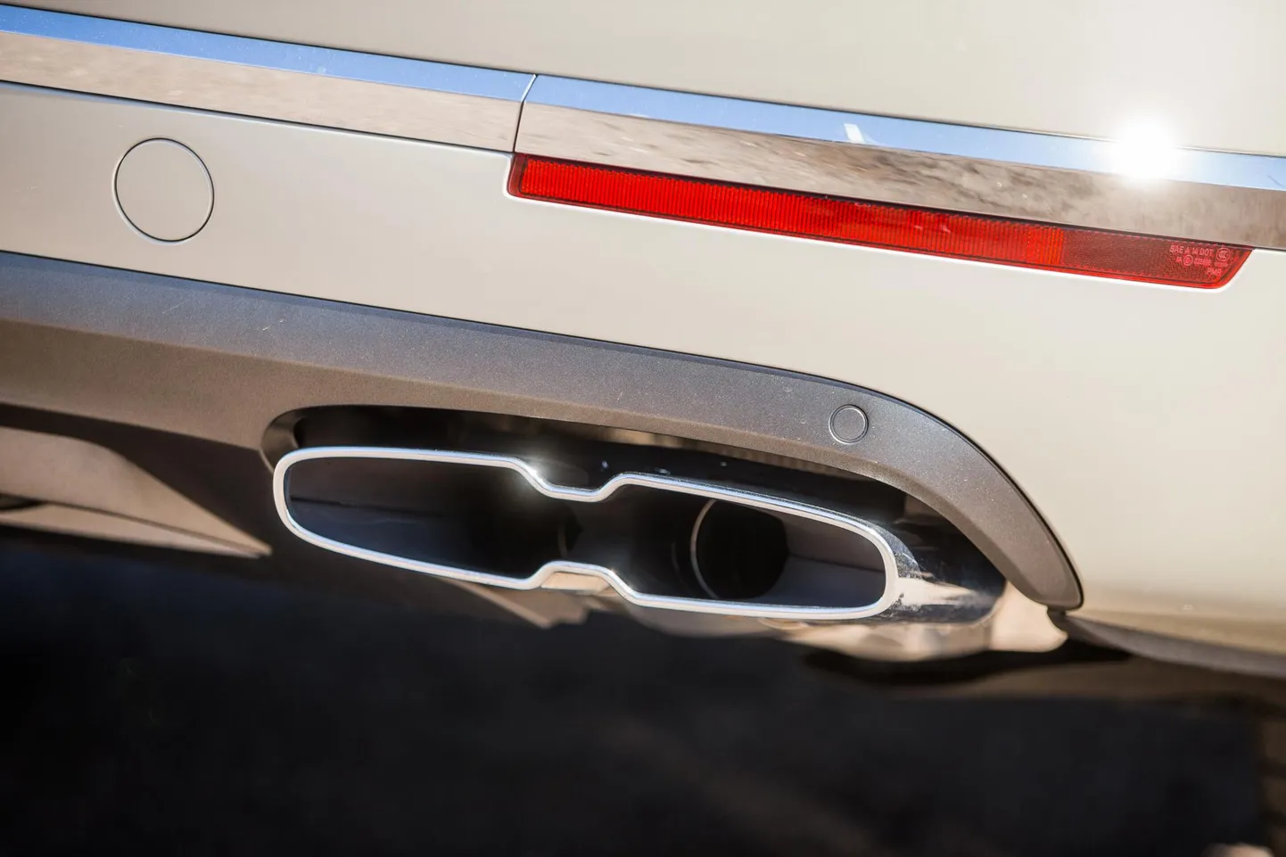 Nii päris uuel kui ka paarkümmend aastat vanal autol pole mõtet seistes niisama käia lasta. Pildil Bentley Bentayga summuti.