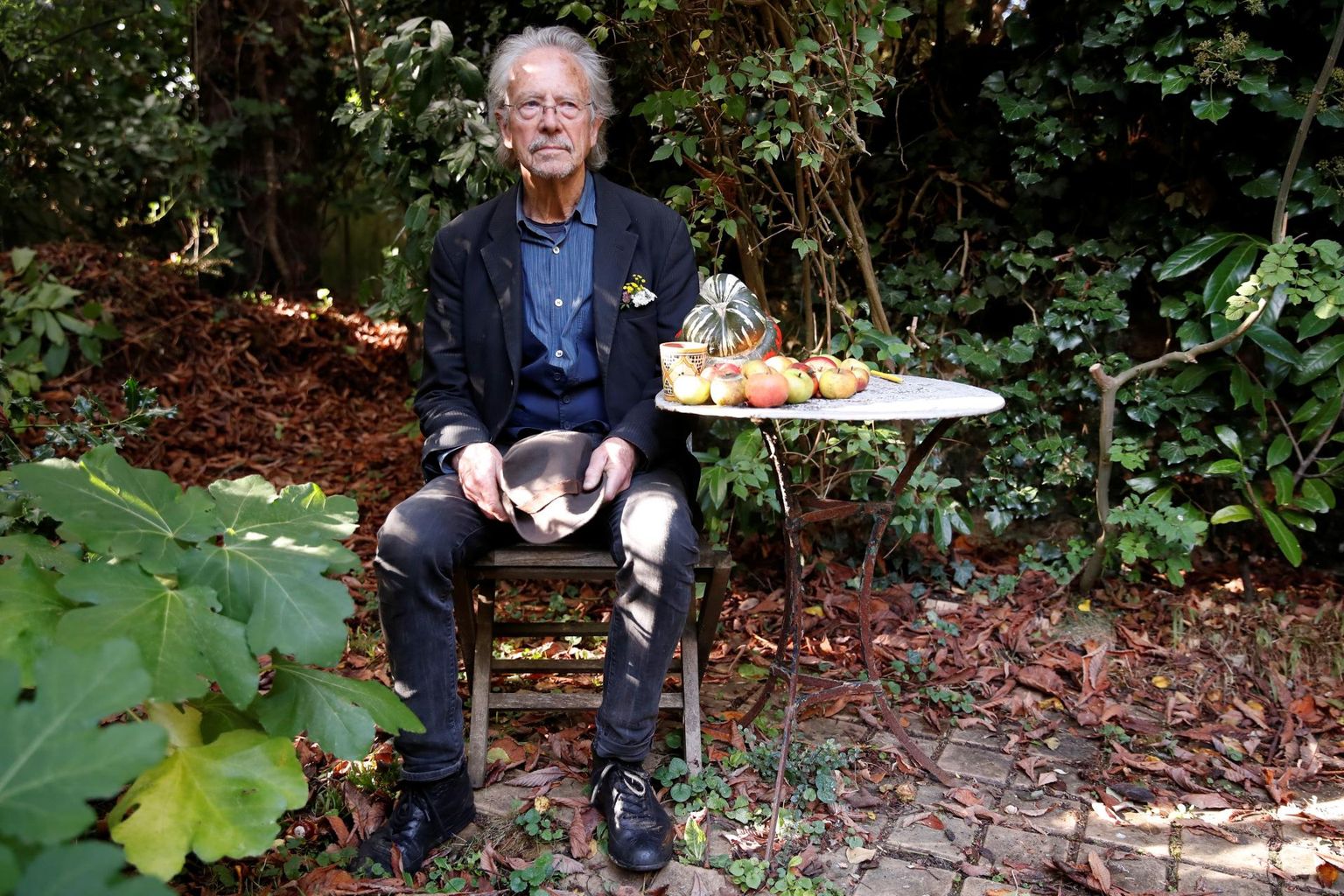 Austria kirjanik Peter Handke oma aias pariisi lähedal Chaville&#39;is 10. oktoobril, peale tänavus Nobeli kirjanduspreemia väljakuulutamist.