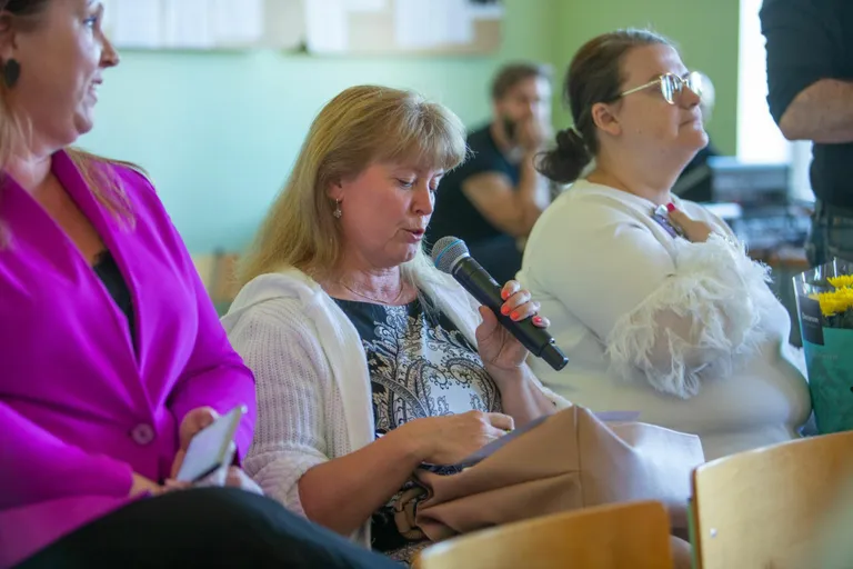 Põhja-Pärnumaa volikogu liige Heldi Raude oli ette valmistanud terve lehekülje jagu küsimusi.