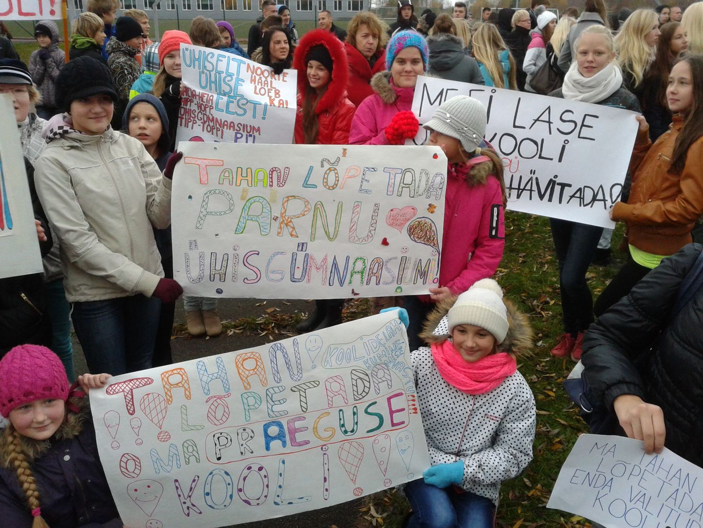 Kooliõpilaste meeleavaldus Pärnu ühisgümnaasiumis.