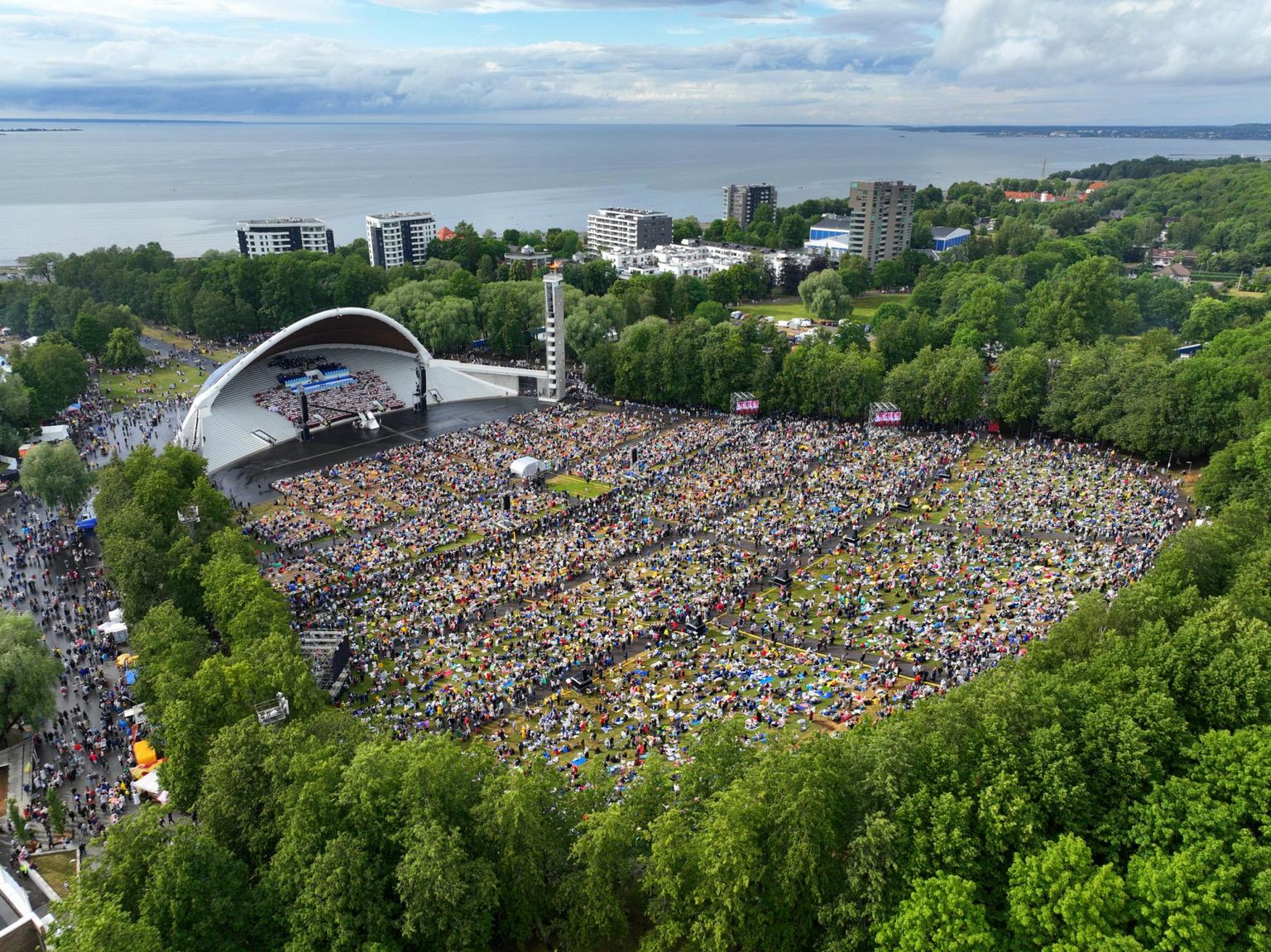 Tallinna lauluväljak vaatega mere pool