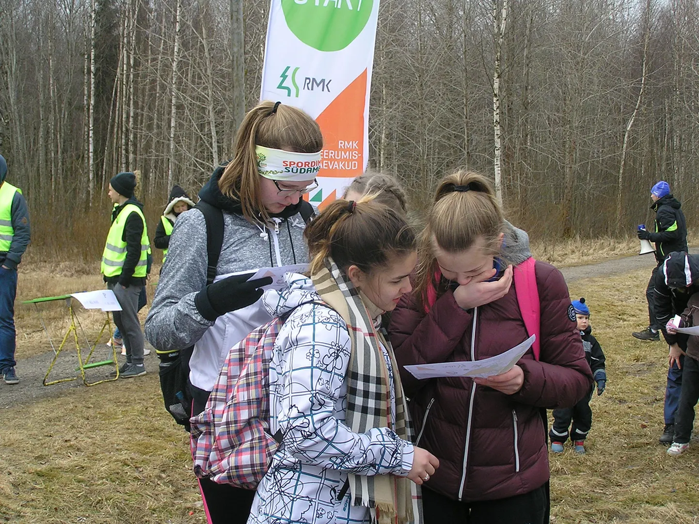 Orienteerumispäevakulised otsemat teed otsimas.